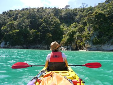 Eine Kajak-Tour im Abel-Tasman-Nationalpark in Neuseeland gehört ins Programm der neuen TARUK-Reise "Kauri Aktiv". Bild: "obs/TARUK International GmbH"