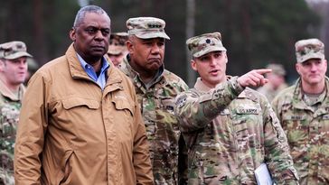 US-Verteidigungsminister Lloyd Austin trifft sich am 17. Februar 2023 im deutschen Grafenwöhr mit US-Ausbildern der ukrainischen Soldaten. (2023) Bild: www.lgoballookpress.com