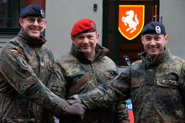 Kommandeur der Panzerbrigade 21, Brigadegeneral Marco Eggert (v.l.), Kommandeur Feldheer, Generalleutnant Harald Gante und der Kommandeur der Panzergrenadierbrigade 37, Oberst David Markus (2024) Bild: Bundeswehr Fotograf: Celine Liebner