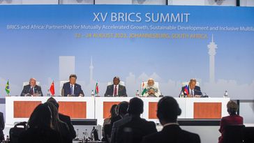 Von links nach rechts: Inacio Lula da Silva, Xi Jinping, Cyril Ramaphosa, Narendra Modi und and Sergei Lawrow nehmen am 15. Gipfeltreffen der BRICS in Johannesburg, Südafrika, teil (24.08.2023). Bild: Gettyimages.ru / BRICS/Handout/Anadolu Agency