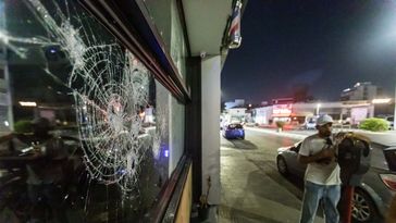 Das zerbrochene Fenster eines Friseursalons, der von einem Migranten betrieben wird, nach den Ausschreitungen in Limassol, Zypern, 2. September 2023. Bild: Legion-media.ru