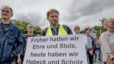 5. August 2023, Berlin, Deutschland. Auf einem auffälligen Transparent war zu lesen: "Früher hatten wir Ehre und Stolz, heute haben wir Habeck und Scholz" – eine deutliche Kritik an der derzeitigen deutschen Regierung unter Kanzler Olaf Scholz und Vizekanzler Robert Habeck. (Symbolbild) Bild: www.globallookpress.com / Michael Kuenne