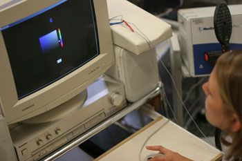 Anhand einer Farbpalette kann die Synästhetikerin genau definieren, welche Farbe für sie der Buchstabe «N» hat. Bild: Pascal Wurtz/zvg