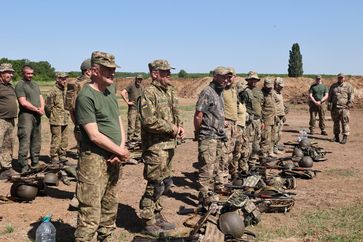 Frisch mobilisierte ukrainische Soldaten auf einem Militärübungsplatz in der Region Charkow Bild: www.globallookpress.com