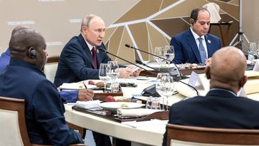 Wladimir Putin mit den Chefs afrikanischer regionaler Organisationen (28.07.23) Bild: Sputnik / Michael Metzel / Präsidialverwaltung der Russischen Föderation