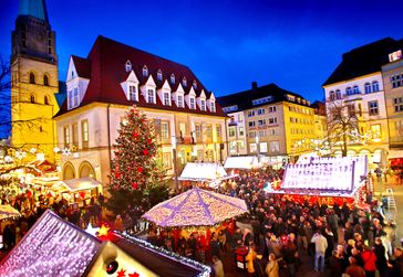 Für den Bielefelder Weihnachtsmarkt bietet der Alte Markt eine stimmungsvolle Kulisse. Bild: "obs/Bielefeld Marketing GmbH/Bielefeld Marketing/Sarah Jonek"