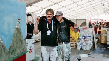 Ralph Lanz (r.) mit seinem Trainer und Experten, Ausbildungsmeister Josef Gruber vom Bilungszentrum der Handwerkskammer Mittelfranken in Nürnberg, nach dem Abpfiff des Wettbewerbs.  Bild: ZDB Zentralverband Dt. Baugewerbe Fotograf: Stephanie Trenkler