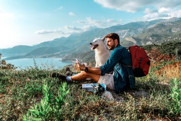 Ausgiebige Spaziergänge, Wanderungen oder gemeinsames Spiel sind im Urlaub für das Team Hund-Mensch ein großartiges Erlebnis.