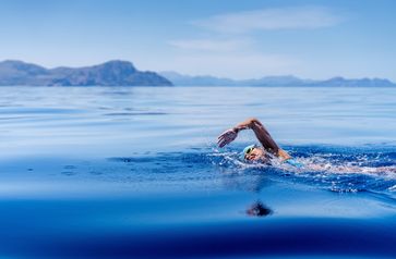 Nathalie Pohl im Mittelmeer auf dem Weg von Menorca nach Mallorca  Bild: NP-Invest GmbH Fotograf: Marc Le Cornu