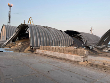 Beschädigte Hangars auf dem Gelände eines ukrainischen Hafens an der Donau, mutmaßlich entweder Reni oder Ismail, nach einem nächtlichen Drohnenangriff der russischen Streitkräfte. Bild: Oleg Kiper / ukrainische zivil-militärische Gebietsverwaltung Odessa