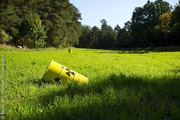 Überall im Wendland stehen gelbe Radioaktivitätsfässer als Symbol für den Widerstand gegen den Ausbau des Salzstocks in Gorleben zum atomaren Endlager. Bild: Bente Stachowske / Greenpeace