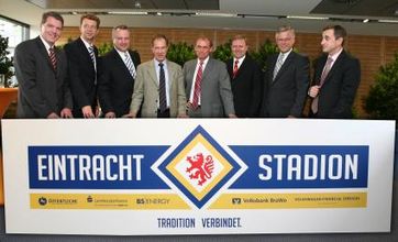 In Eintracht für das Eintracht-Stadion (v.l.n.r.): Knud Maywald (Öffentliche Versicherung, Vorstand), Dr. Christian Dahlheim (Volkswagen Financial Services AG, Leiter Unternehmensentwicklung und Kommunikation), Uwe Birker (Geschäftsführer Stadthallen GmbH), Dr. Gert Hoffmann (Stadt Braunschweig, Oberbürgermeister), Sebastian Ebel (Eintracht Braunschweig, Präsident), Jürgen Brinkmann (Volksbank eG Braunschweig Wolfsburg, Vorstandssprecher), Christoph Schulz (Braunschweigische Landessparkasse, Vorstandsvorsitzender) und Francis Kleitz (BS Energy, Finanzvorstand). Bild: "obs/Eintracht-Stadion"