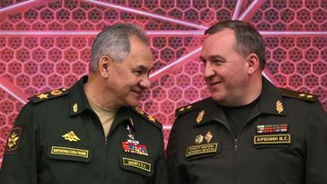 Der russische Verteidigungsminister Sergei Schoigu und sein weißrussischer Amtskollege Viktor Khrenin bei der Eröffnung der Ausstellung "Armee 23" (2023) Bild: Sputnik / Maksim Blinov