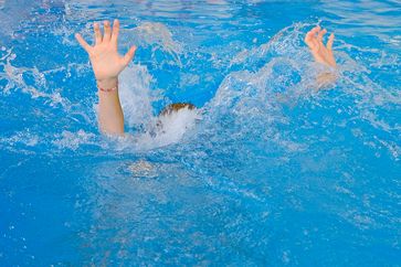 Schätzungen zufolge fehlt über 50% der Grundschüler die Fähigkeit zum sicheren Schwimmen. Bild: "obs/Bundesverband für Aquapädagogik/Christian Zwengel"