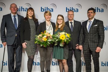 (v.l.n.r.) Ralf Zotzmann (Vorsitzender Gesellenprüfungsausschuss), Kristin Bode (Vorsitzende Gesellenprüfungsausschuss), Freya Wessel (Prüfungsbeste), Alexandra Mill (Zweitbeste), Norbert Saß (Vorsitzender Gesellenprüfungsausschuss), Hans-Jürgen Bührer (Vizepräsident der Bundesinnung der Hörakustiker) / Bild: "obs/Bundesinnung der Hörakustiker KdöR/Olaf Malzahn | biha 2020"