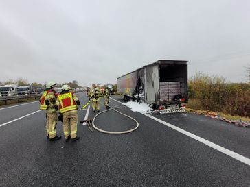 Das gelöschte Feuer im Bereich der hinteren Achse. Im Hintergrund die getrennte Zugmaschiene. Bild: Feuerwehr