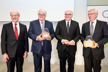 Die Ringträger Prof. Dr.-Ing. Joachim Milberg und Prof. Dr. h. c. Hasso Plattner mit dem Bundespräsidenten Frank-Walter Steinmeier und dem Vorsitzenden des Stiftungsrats Prof. Dr. Joachim Ullrich / Bild "obs/VDI/VDE Innovation + Technik GmbH/Lars Huebner"