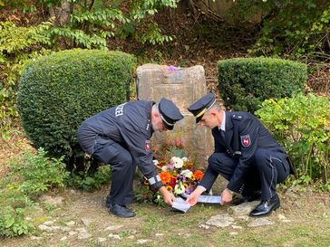 Gewerkschaftsvertreter Ralf Lorasch (links) und Oliver Busche, Leiter des Polizeikommissariats Holzminden, bei der Kranzniederlegung am Gedenkstein. Bild: Polizei