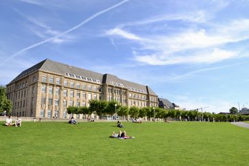 Staatskanzlei des Landes Nordrhein-Westfalen und Apollowiese in Düsseldorf