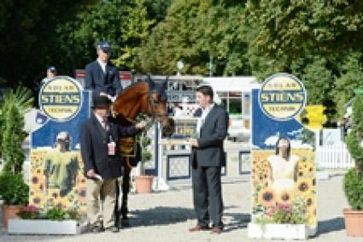 Patrick Stühlmeyer aus Osnabrück jumpte in den zweiten Umlauf der DKB-Riders Tour-Wertungsprüfung in Paderborn und gewann prompt die Sonderwertung im Solartechnik Stiens Nordcup. Bild: "obs/Riders Tour GmbH"