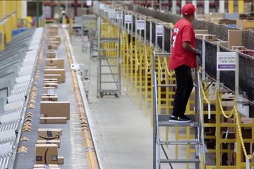 In den Amazon-Logistikzentren sind die Mitarbeiter robotergleich in optimierte Arbeitsprozesse eingepasst.  Bild: "obs/3sat/ZDF/Adrien Pinon/Thomas Lafarge"