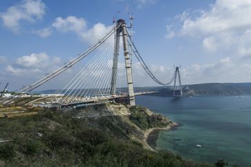 solidian-Bewehrungen kommen bei der neuen Bosporus-Brücke zum Einsatz. Die Brückenpylone sind extrem hohen Windlasten von 300 kg/m² ausgesetzt. Bild: "obs/solidian GmbH/Fibrobeton"