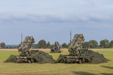 Symbolbild: Das Bild zeigt ein deutsches PATRIOT-System während einer Übung, bei der Neubeschaffung wird auf Sattelzüge zurückgegriffen.