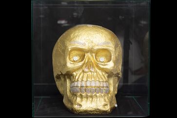 Goldener Totenkopf für prominenten Modedesigner. 40 kg Gold, geformten Totenkopf, veredelt mit Edelsteinen Bild: "obs/Ice-Chiller Deutschland GmbH/Ice-Chiler Deutschland GmbH"