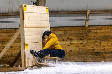 ADAC Schlittencrash: Dummy mit Helm fährt gegen eine Holzbarriere. Anschließend wurde die Schwere des Verletzungsgrades ausgewertet.