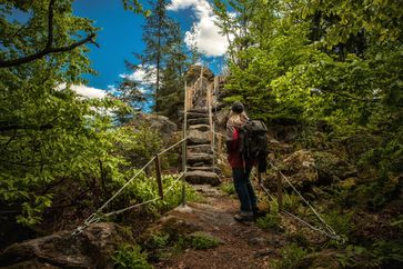 Am Goldsteig unterwegs: Naturdenkmal "Steinerne Wand" auf dem Schwarzwihrberg bei Rötz im Bayerischen Wald