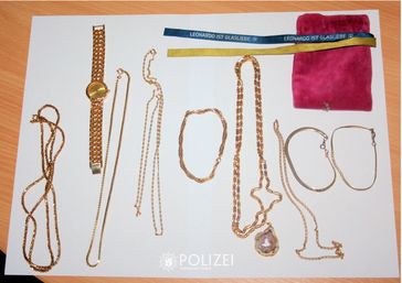 Diese Schmuckstücke wurden von der Polizei Kusel sichergestellt. Wem gehören sie? Bild: Polizei