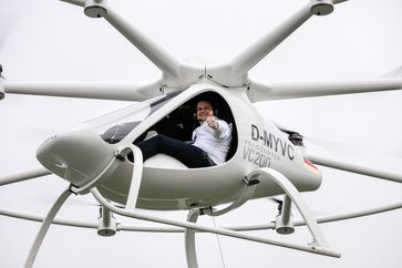 e-volo Geschäftsführer Alexander Zosel führt den ersten bemannten Flug mit dem Volocopter VC200 durch.