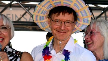 Karl Lauterbach beim "Christopher Street Day" in Köln im Juli 2023