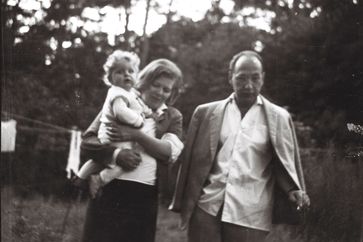 Iris Goldstein (Mitte) mit Sohn Andreas Goldstein (l.) auf dem Arm und Klaus Gysi (r.) Bild: "obs/ZDF/Steffen Goldstein"