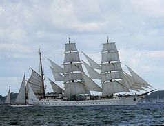 Die Gorch Fock unter Segeln auf der Kieler Förde (2006) Bild: de.wikipedia.org