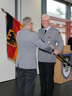 Im kleinen Rahmen übergab Generalstabsarzt Dr. Stephan Schoeps das Kommando über das Bundeswehrkrankenhaus Ulm an Oberstarzt Dr. Jörg Ahrens.  Bild: "obs/Presse- und Informationszentrum Sanitätsdienst/Astrid Köpke"