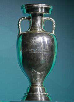 Der Henri-Delaunay-Pokal für den Gewinn der UEFA-Fußball-Europameisterschaft in der überarbeiteten größeren Version, wie er seit 2008 vergeben wird.