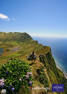 Der Krater Monte Gordo auf der kleinsten Insel der Azoren ist 300m tief und über 2km breit und eines der schönsten Wanderziele  der Azoren. Eine Fähre bringt Wanderer von Flores zur 15 km entfernten Insel Corvo. Datum: 14.02.2013, Insel Corvo, Azoren, Portugal. Bild: "obs/picotours/Nuno Sa"