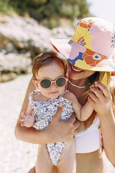 "Tipp: Wann Ihr Baby eine Sonnenbrille braucht" Bildrechte: Wort & Bild Verlagsgruppe - Gesundheitsmeldungen Fotograf: Stocksy/Brat Co