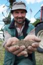 Biobauer Josef Braun weigert sich zu pflügen, verzichtet auf Kunstdünger und Unkrautvernichtung und will trotzdem die gleichen Erträge erwirtschaften wie seine Vorfahren. Bild: ZDF und Johannes Backes