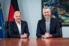 Titel: TV total;
Person: Olaf Scholz; Sebastian Pufpaff;
Copyright: Joyn/Claudius Pflug;
Fotograf: Claudius Pflug;
Bildredakteur: Nadine Vaders;
Dateiname: 3146085.jpg;
Rechtehinweis: Dieses Bild darf honorarfrei für redaktionelle Zwecke und nur im Rahmen der Programmankündigung verwendet werden. Andere Veröffentlichungen sind nur nach Rücksprache und ausdrücklicher Genehmigung der Seven.One Entertainment Group GmbH möglich. Nicht für EPG! Verwendung nur mit vollständigem Copyrightvermerk. Das Foto darf nicht verändert, bearbeitet und nur im Ganzen verwendet werden. Es darf nicht archiviert werden. Es darf nicht an Dritte weitergeleitet werden. Aneinanderreihung/Zusammenlegung/Kopplung von Bildern zum Zweck der Erstellung von Slide-Shows o.ä. nicht gestattet; Verbindung/Einfügen/Anfügen von Werbung nicht gestattet. Das Bild kann KI generierte Elemente enthalten.
Bei Fragen: foto@seven.one
Voraussetzung für die Verwendung dieser Programmdaten ist die Zustimmung zu den Allgemeinen Geschäftsbedingungen der Presselounges der Sender der Seven.One Entertainment Group GmbH. / Weiterer Text über ots und www.presseportal.de/nr/25171 / Die Verwendung dieses Bildes für redaktionelle Zwecke ist unter Beachtung aller mitgeteilten Nutzungsbedingungen zulässig und dann auch honorarfrei. Veröffentlichung ausschließlich mit Bildrechte-Hinweis. Bildrechte: ProSieben Fotograf: ProSieben