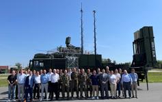 Die Abnahme der ersten Feuereinheit (im Hintergrund) durch das BAAINBw fand bei der Firma Diehl Defence in Röthenbach statt, im Beisein der Luftwaffe als zukünftigem Nutzer.  Bild: Diehl Defence Fotograf: PIZ Ausrüstung, Informationstechnik und Nutzung