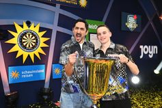 Titel: Die Promi-Darts-WM;
Staffel: 2024;
Ausstrahlungszeitraum bis: 2024-01-05;
Person: Eko Fresh; Ricardo Pietreczko;
Copyright: ProSieben/Willi Weber;
Fotograf: Willi Weber;
Bildredakteur: Clarissa Schreiner;
Dateiname: 2893564.JPG;
Rechtehinweis: Dieses Bild darf bis eine Woche nach Ausstrahlung honorarfrei fuer redaktionelle Zwecke und nur im Rahmen der Programmankuendigung verwendet werden. Spaetere Veroeffentlichungen sind nur nach Ruecksprache und ausdruecklicher Genehmigung der Seven.One Entertainment Group GmbH moeglich. Nicht fuer EPG! Verwendung nur mit vollstaendigem Copyrightvermerk. Das Foto darf nicht veraendert, bearbeitet und nur im Ganzen verwendet werden. Es darf nicht archiviert werden. Es darf nicht an Dritte weitergeleitet werden. Aneinanderreihung/Zusammenlegung/Kopplung von Bildern zum Zweck der Erstellung von Slide-Shows o.ä. nicht gestattet; Verbindung/Einfügen/Anfügen von Werbung nicht gestattet. 
Bei Fragen: foto@seven.one
Voraussetzung fuer die Verwendung dieser Programmdaten ist die Zustimmung zu den Allgemeinen Geschaeftsbedingungen der Presselounges der Sender der Seven.One Entertainment Group GmbH. / Weiterer Text über ots und www.presseportal.de/nr/25171 / Die Verwendung dieses Bildes für redaktionelle Zwecke ist unter Beachtung aller mitgeteilten Nutzungsbedingungen zulässig und dann auch honorarfrei. Veröffentlichung ausschließlich mit Bildrechte-Hinweis. Bildrechte: ProSieben Fotograf: ProSieben