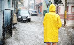 Betonwüsten führen bei Starkregen zu Wassermassen, die nicht versickern können: Vorbeugende Maßnahmen können helfen, Schäden zu vermindern.