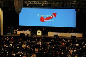 AfD-Logo ist auf einem Bildschirm während des Bundesparteitags in Bremen zu sehen (Archivbild)