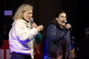 v.l.n.r. Luisa-Céline Gaffron und Luisa Neubauer (2025)