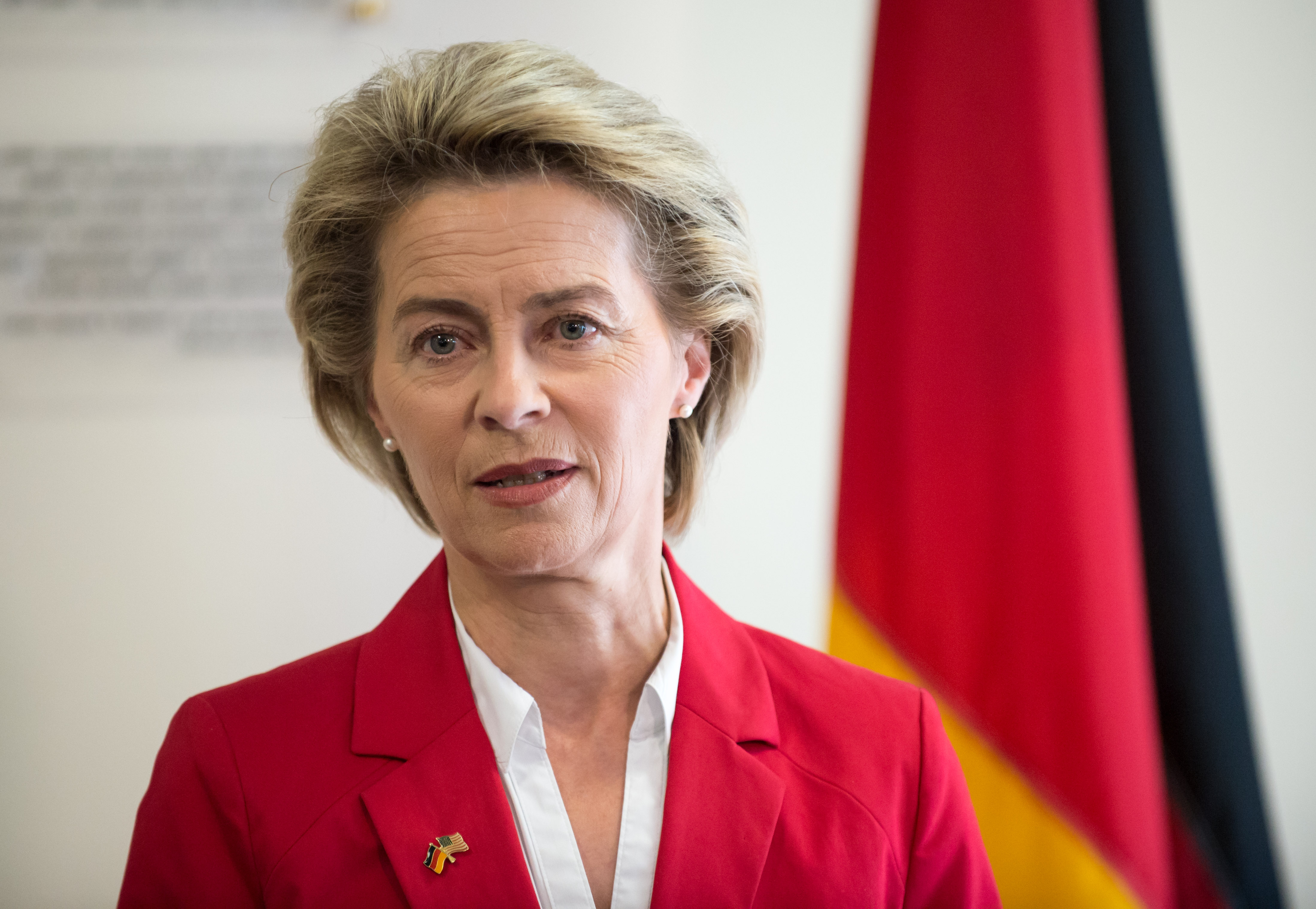 Von leyen. Министр обороны Германии Урсула. Урсула фон дер Ляйен. Фон дер Ляйен министр обороны. Урсула фон дер Ляйен в Германии.