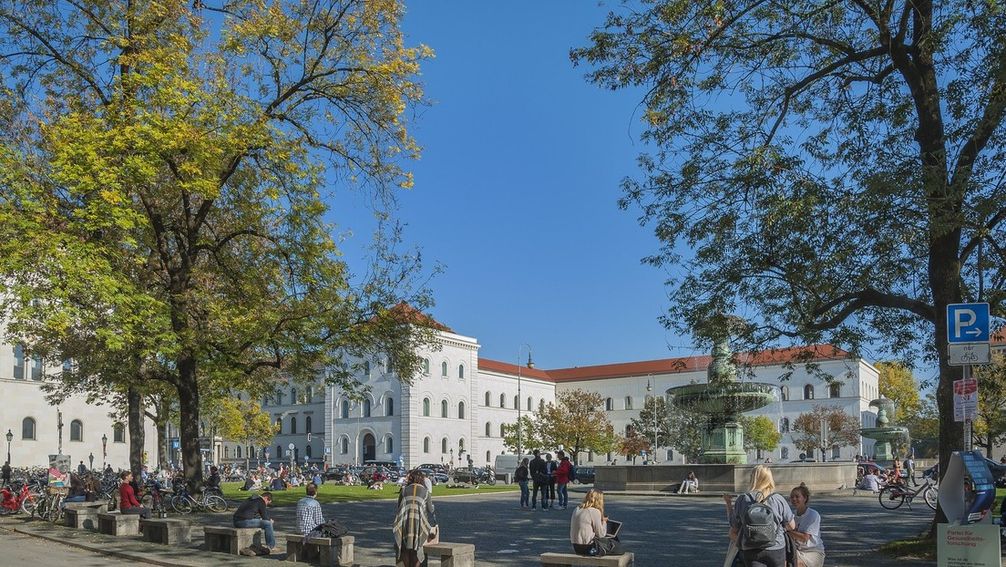 Das Erinnern mit dem Geschwister-Scholl-Platz vor der Münchner Ludwig-Maximilians-Universität – an das bisher düsterste Kapitel auch deutscher Universitäten – hilft nichts. Die Freiheit der Forschung ist auch heute längst wieder in Gefahr. Bild: Manfred Bail