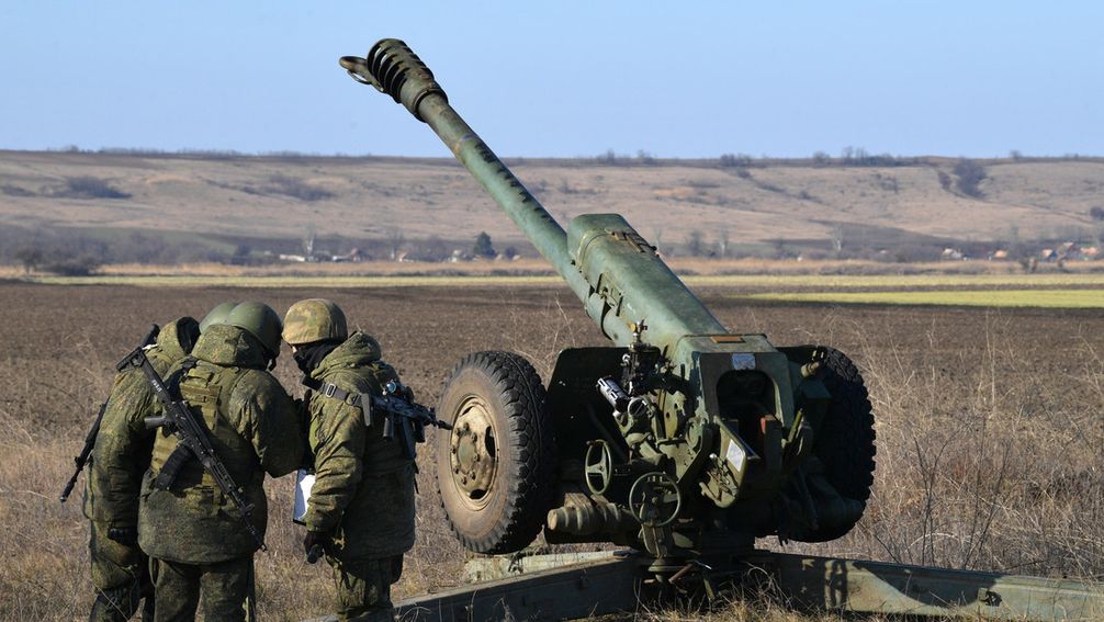 Archivbild: Russische Soldaten neben einer Haubitze vom Typ D-30 in der Zone der militärischen Sonderoperation Bild: Alexander Galperin / Sputnik