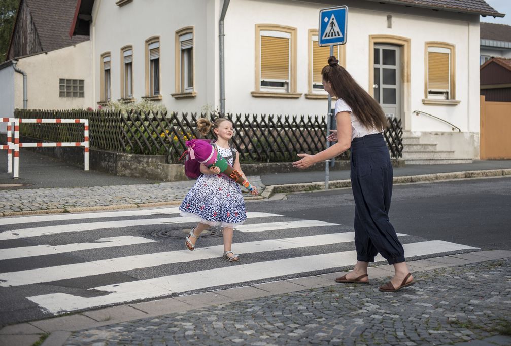 Nicht immer ist der kürzeste der beste Weg: Ein Schulweg sollte vor allem sicher sein. Bild: "HUK-COBURG/Hagen Lehmann Cobug"